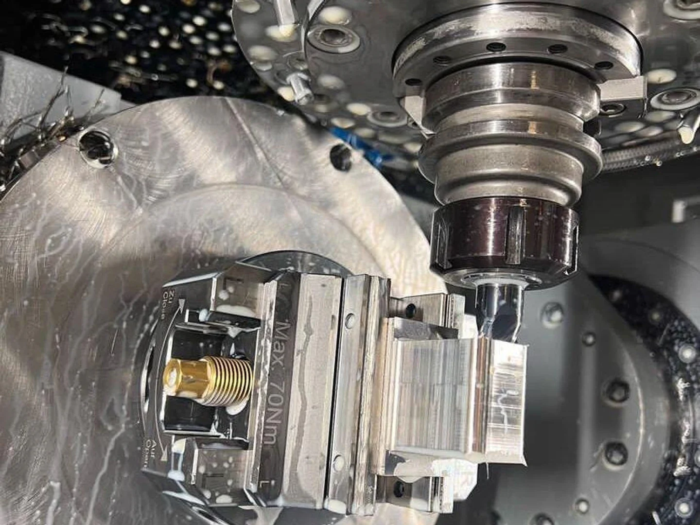 Vijfassige CNC-bewerkingscentrum dat een precisie-onderdeel voor voedselmachines produceert