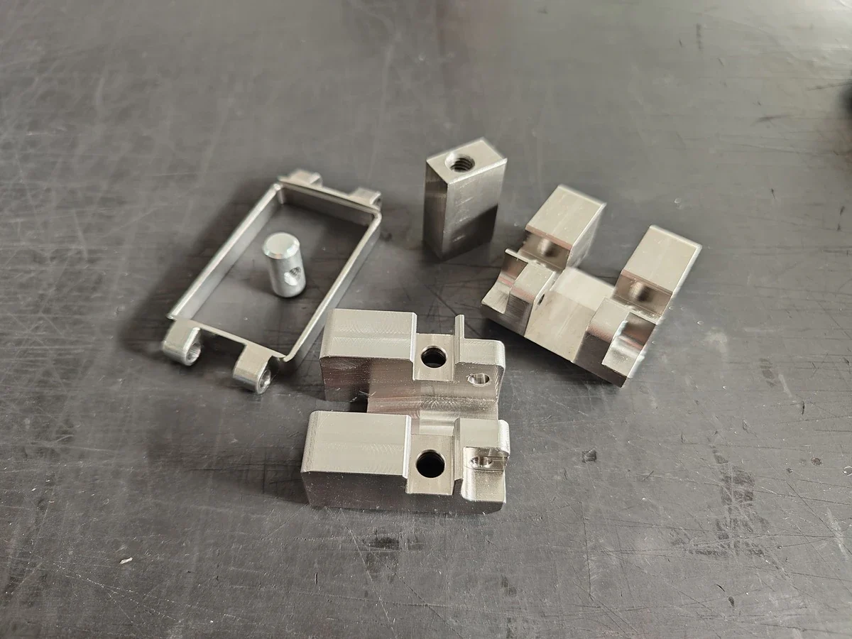Heavy duty mounting bracket