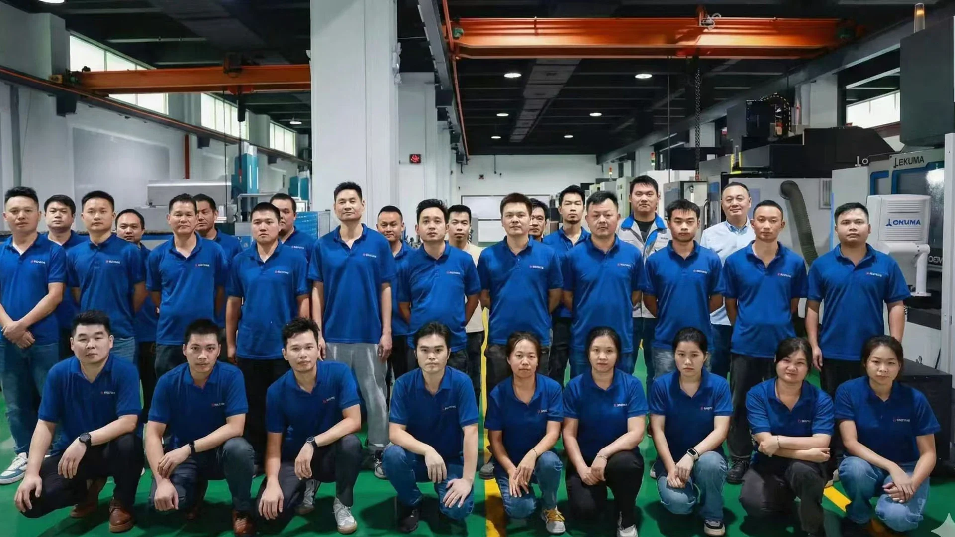 Representatief productie- en engineeringteam op de bewerkingsvloer