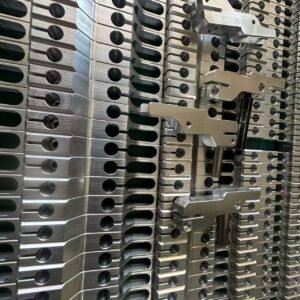 Партия обработанных компонентов с круглыми отверстиями, удлиненными пазами и боковыми профилями